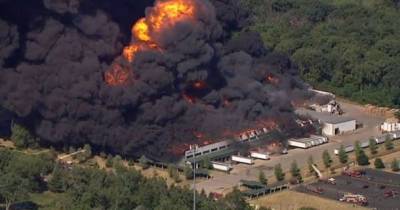 В США опасаются экологической катастрофы из-за пожара на химзаводе и мира