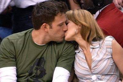 Дженнифер Лопес и Бена Аффлека застали за поцелуями: видео