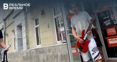 Лидер группы «Коррозия металла» подарил казанскому музею соцбыта виниловые пластинки и гитару