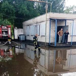 На ул. Глиссерной в Запорожье спасатели откачали 200 куб. м. воды. Фото