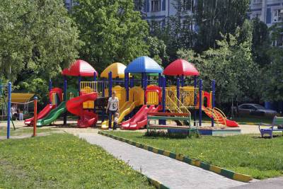 На детской площадке в Петербурге нашли подростка под веществами с серьезными травмами