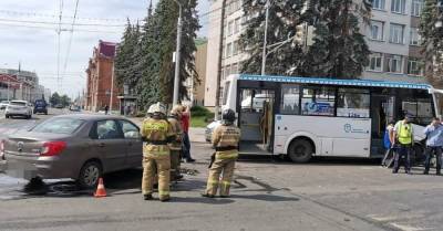 В центре Уфы автобус столкнулся со встречной легковушкой