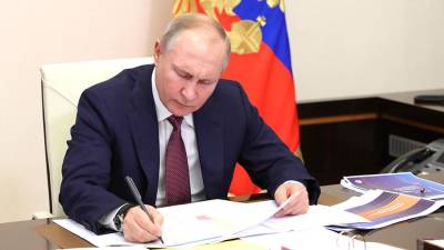 Путин продлил срок временного пребывания мигрантов в РФ без санкций