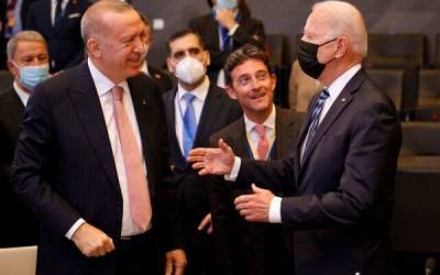Западные СМИ уязвили Эрдогана конфузным фото с саммита НАТО