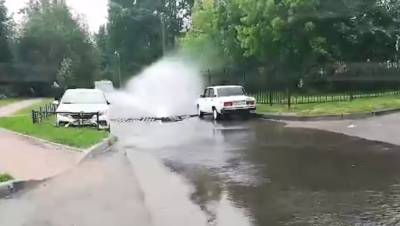 Водитель устроил второй за неделю потоп на Замшиной улице