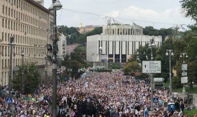 К офису Зеленского пришли тысячи верующих в защиту УПЦ