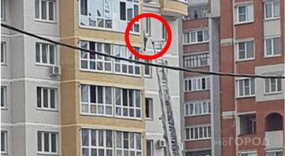 В Чебоксарах подросток вылез из окна и повис на стене многоэтажки