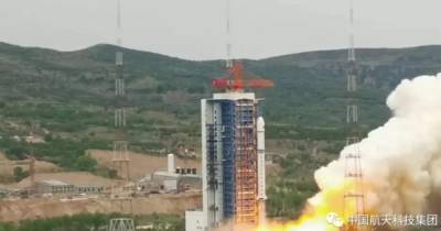 Китай запустил в космос "охотника за астероидами" и 3 других спутника