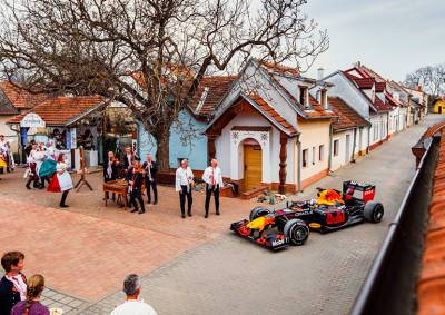 Болид «Формулы-1» проехал по самым красивым местам Чехии: видео