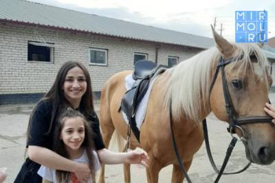 Подопечные Центра соцобслуживания Минтруда РД посетили конный клуб «Джигит»
