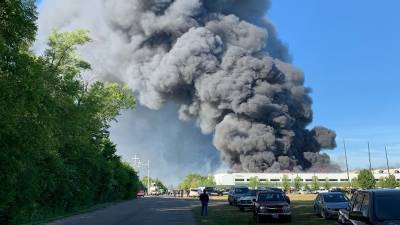 Пожар на химзаводе в Роктоне: Эвакуированные жители все еще не могут вернуться домой