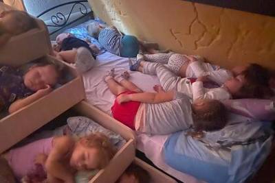 В российском саду дети спали впятером на одной кровати среди гор грязной посуды