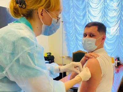 Тарас Березовец - Роман Грищук - В Украине начали прививать нардепов вакциной от Pfizer - gordonua.com - Киев