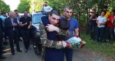 "Все закончилось, мам": как вернувшегося из плена Нарека Сируняна встречали дома․ Видео