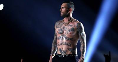 Тело-картина: солист Maroon 5 продемонстрировал тату, делая асаны