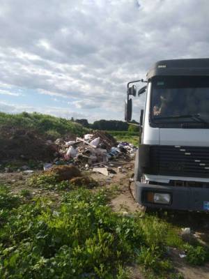 В Черкасской области нарушителей заставили забрать обратно выброшенный мусор