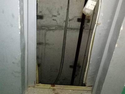 В Москве рабочий упал с кабиной лифта и погиб