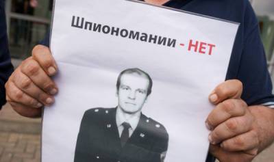 "Расскажите, за что?": в Риге поддержали опального экс-полицейского Олега Бурака