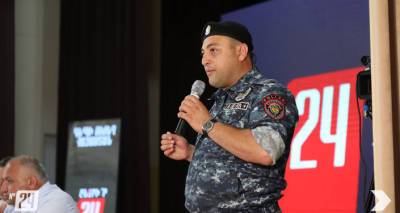 Армянский полицейский на митинге снял форму и примкнул к блоку Кочаряна. Видео