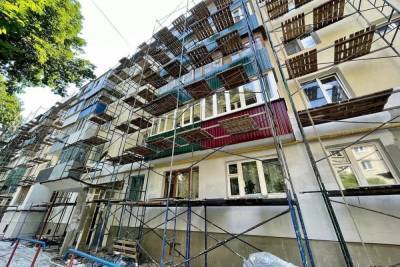 Рабочие начали утеплять фасады домов в Белгородской области