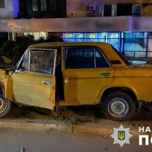 В Запорожье водитель «Жигулей» врезался в столб: пассажирка погибла. Фото