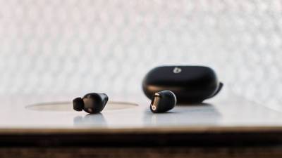 Apple представила полностью беспроводные наушники Beats Studio Buds