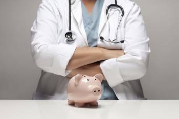 Мифы и реальность: сколько зарабатывают наши врачи в сравнении с иностранными?