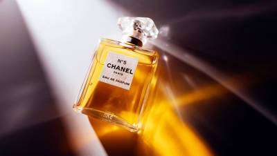 В компании Chanel отчитались о падении продаж в пандемию