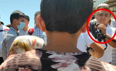Сотрудник хокимията попытался съесть флешку от фотоаппарата, чтобы не дать журналистам снять последствия пожара на рынке