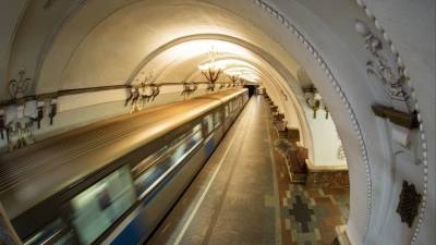 Подросток в метро Москвы зацепился за поезд и прокатился на самокате — видео