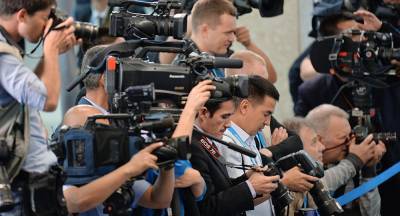 Узбекский чиновник проглотил карту памяти из камеры журналиста