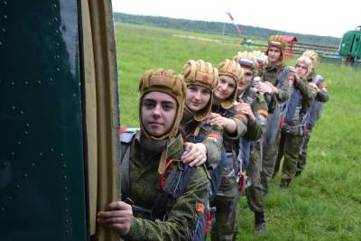 Суворовцы и кадеты совершили первые прыжки с парашютом