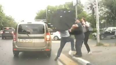 Разъяренный водитель подрался с пешеходом, вооруженным зонтом. Видео