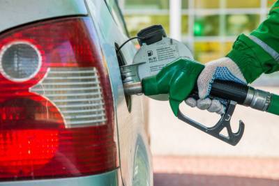 Минэкономики повысило предельную цену на бензин на 90 коп./л по формуле «Роттердам+»