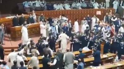 Депутаты устроили потасовку в парламенте Пакистана
