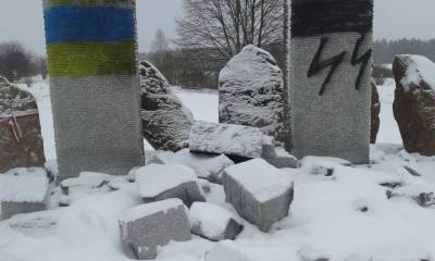 В Киеве обвинили Россию в гибридном осквернении памятников на...
