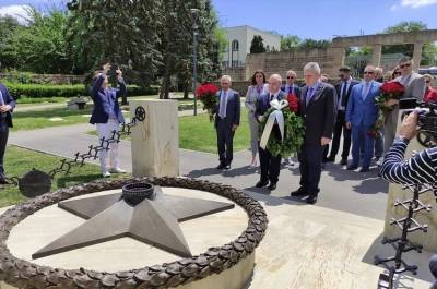 Депутаты Госдумы почтили память Освободителей Белграда