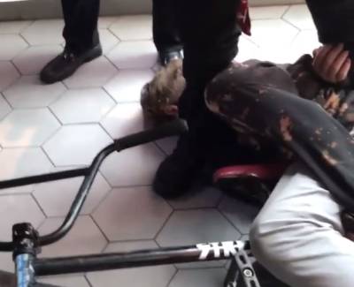 В ТЦ Галерея охранники избили двух молодых людей