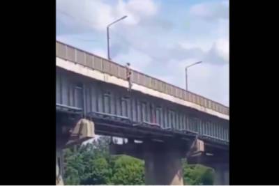 В Днепре девушка прыгнула с моста: момент прыжка попал на видео
