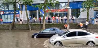Непогода устроила апокалипсис: украинский город целиком ушел под воду, дороги превратились в реки – кадры последствий