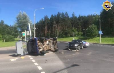 Авария на Ваупшасова в Минске: легковушка опрокинулась, водитель скрылся