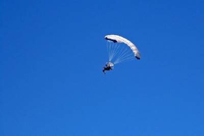 Житель Сургута стал лучшим парашютистом округа