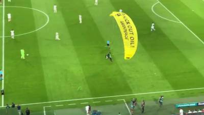 Перед матчем Евро-2020 Франция — Германия на поле приземлился парашютист
