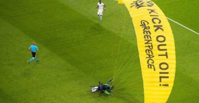 Парашютист приземлился прямо на поле перед матчем на Евро-2020