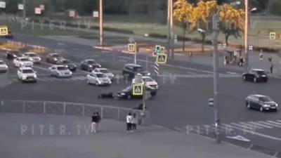 Мотоциклист врезался в легковушку на перекрёстке Пражской улицы и проспекта Славы