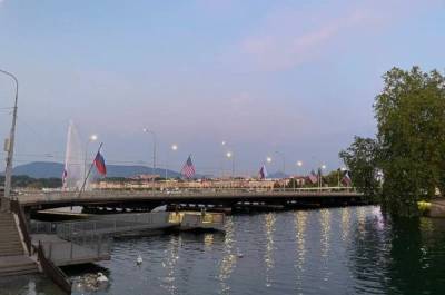 Главный мост Женевы украсили флагами России и США