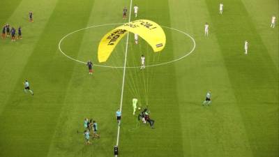 Видео: Экоактивист на парашюте приземлился на поле перед матчем Евро-2020