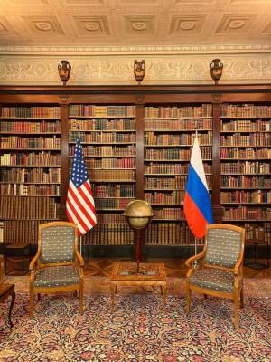 Появилось фото комнаты в Женеве, где пройдет встреча Путина и Байдена. Кресла и много книг