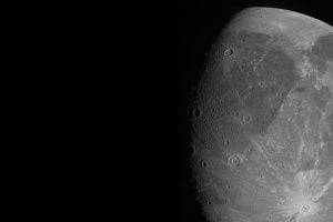 На снимках, полученных NASA, можно увидеть поверхность Ганимеда