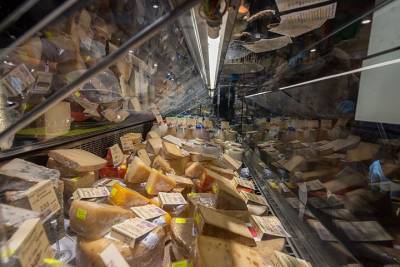 Россельхознадзор изъял более 20 килограммов санкционных сыров на Москворецком рынке